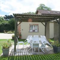 Côte jardin et terrasse avec salon de jardin